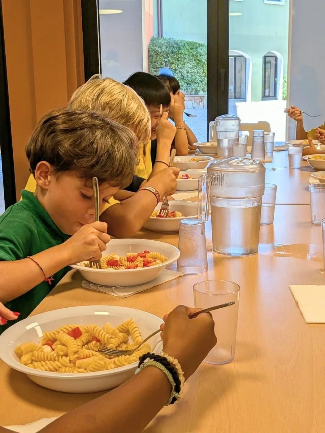 Primary pupils at lunch